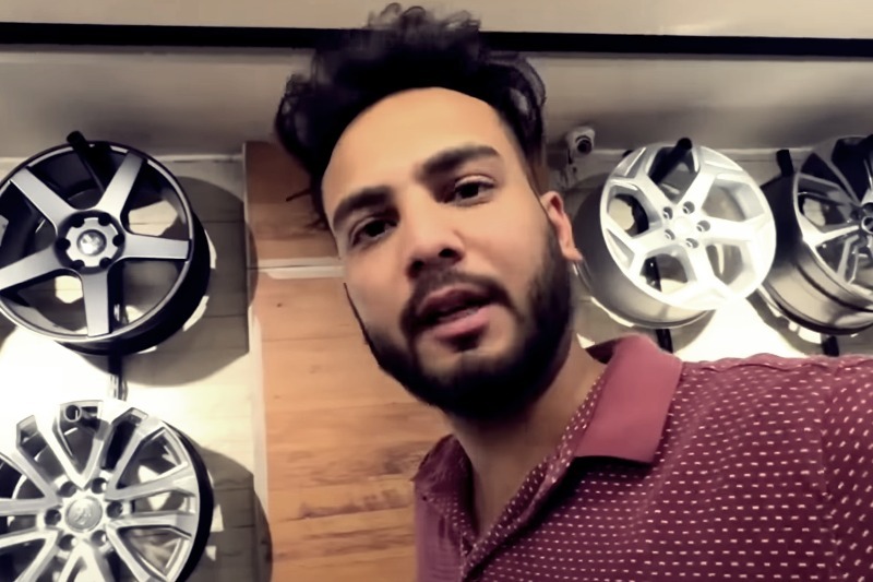 Elvish Yadav vlogging in a tire showroom